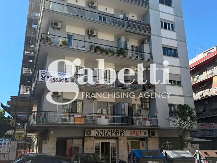 Appartamento trilocale in vendita in Via Vincenzo Cesati, Roma