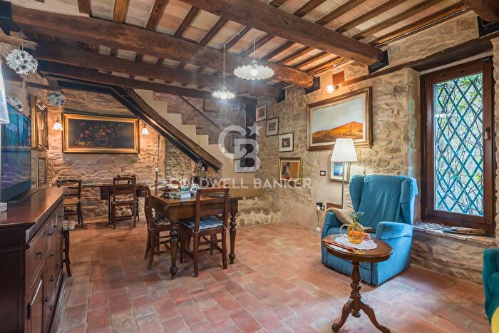 Casa con 6 locali in vendita in Via Dante Alighieri, Cingoli