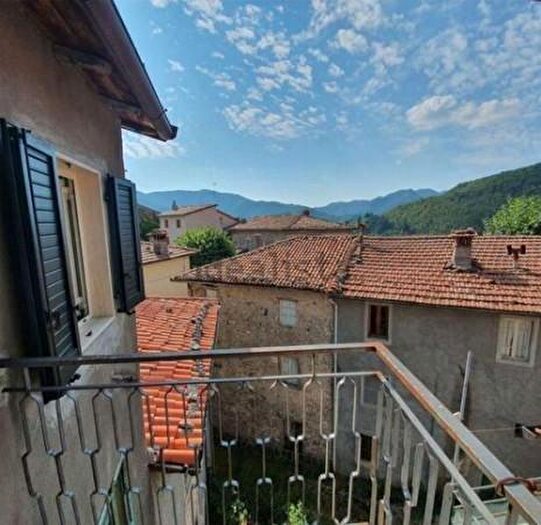 Casa con 6 locali in vendita in Via Provinciale, Molazzana