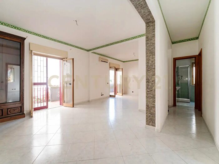 Appartamento trilocale in vendita in Via Trieste, Aci Castello