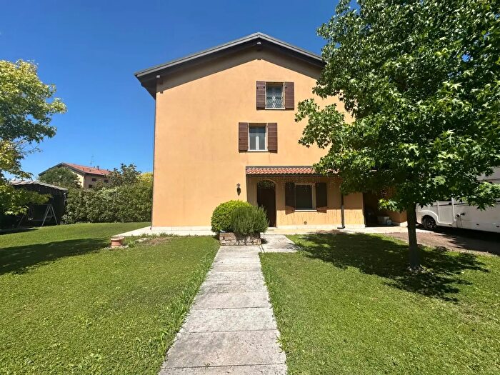Casa con 6 locali in vendita in Medolla