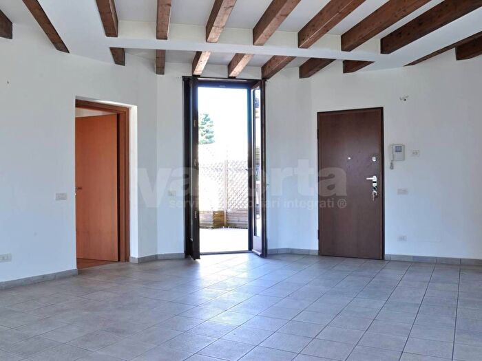 Appartamento bilocale in affitto in Via Cesare Battisti, Albiate