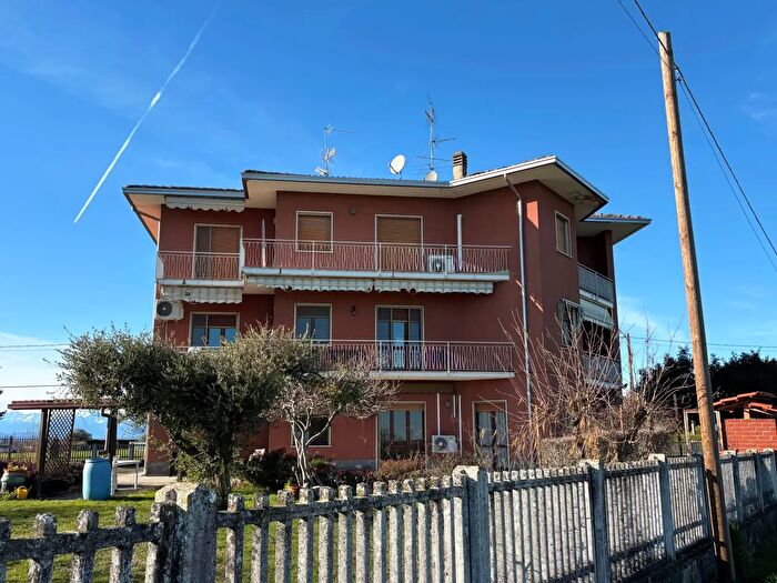 Appartamento quadrilocale in vendita in Via Momo, Oleggio