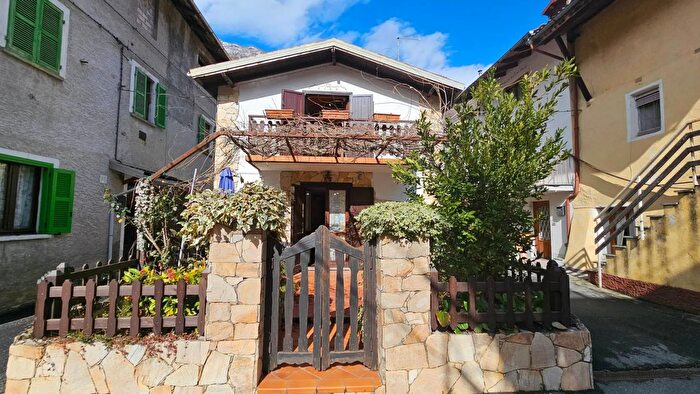 Casa quadrilocale in vendita in Località Isola Vocca Vercelli, Vocca