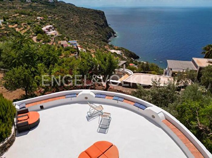 Casa quadrilocale in vendita in Località Pecorini a Mare Snc, Lipari