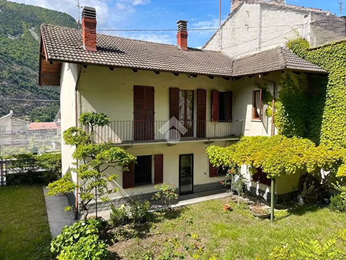 Casa con 9 locali in vendita in Via Levis, Chiomonte