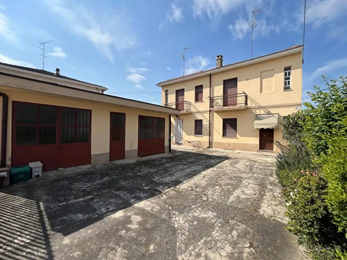 Casa con 6 locali in vendita in Via Vallere, Vigevano