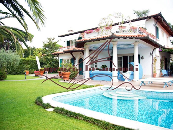 Casa con 6 locali in affitto in Via Cesare Battisti, Centro, Forte dei Marmi