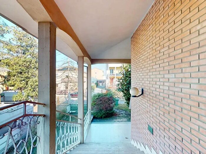 Casa con 9 locali in vendita in Via Camillo Benso di Cavour, Cento