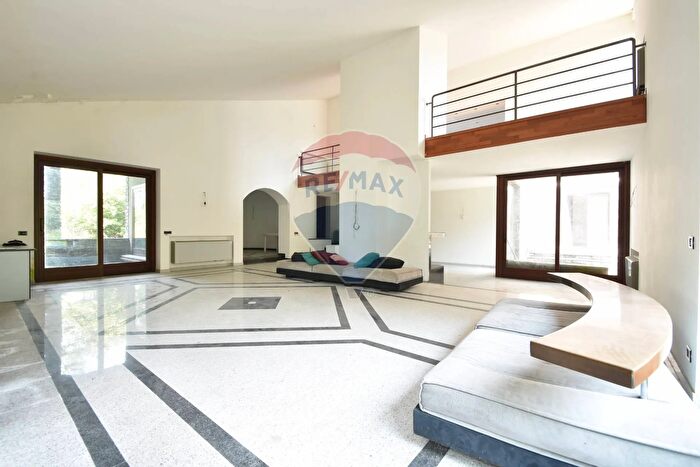 Casa con 12 locali in vendita in Via Giovanni Pascoli, Bellinzago Novarese