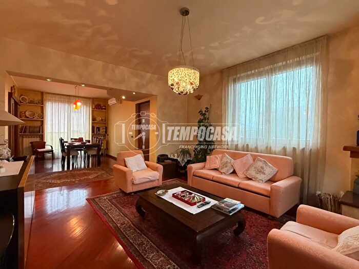 Casa con 5 locali in vendita in Via Europa, Busto Garolfo