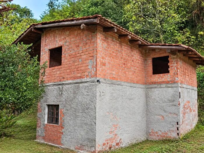 Casa quadrilocale in vendita in Castelveccana