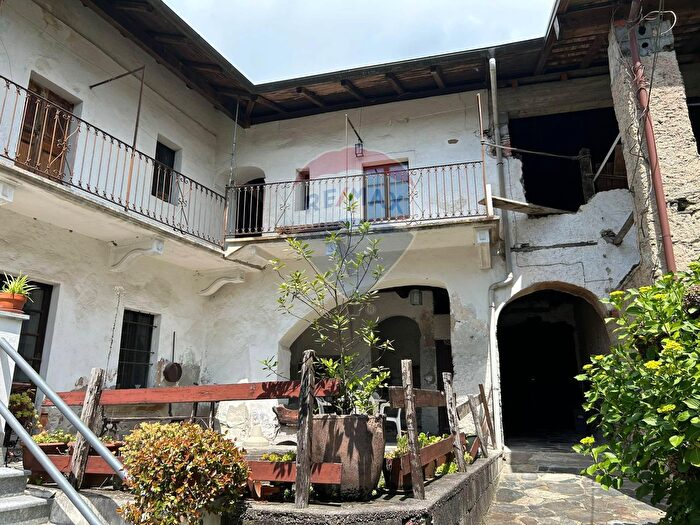 Casa con 7 locali in vendita in Via Caduti Libertà, Omegna