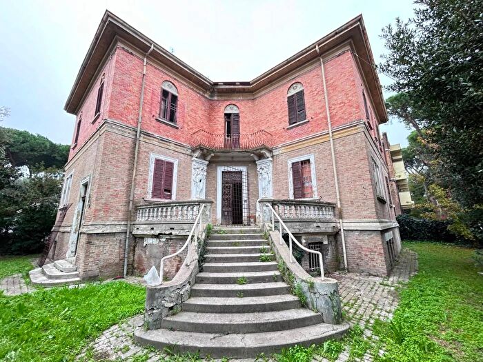 Casa con 16 locali in vendita in Viale Principe Amedeo Rimini, Rimini