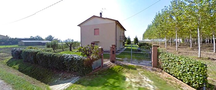 Casa con 8 locali in vendita in Via Vancini Cento, Cento