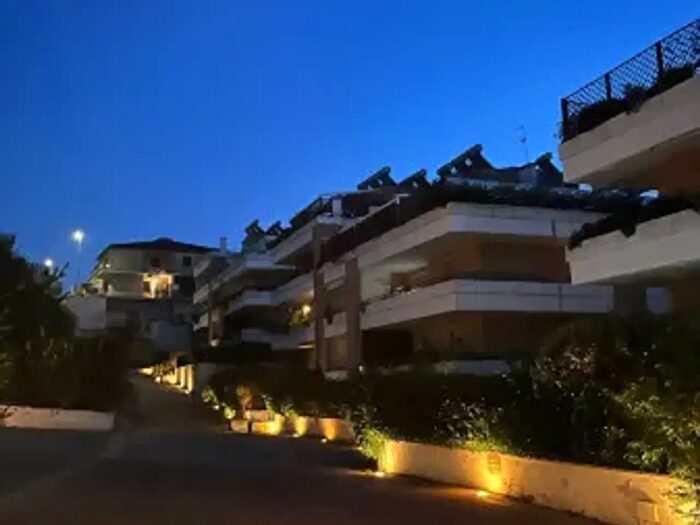 Appartamento trilocale in vendita in Via Sumirago, Roma