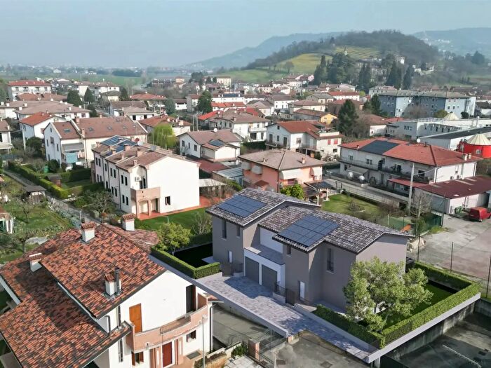 Appartamento con 6 locali in vendita in Via Scamozzi, Brendola