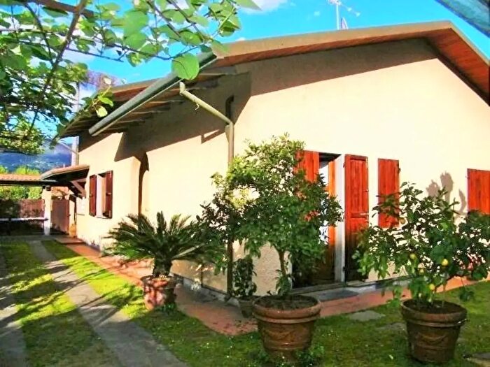 Casa quadrilocale in affitto in Montignoso