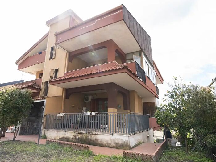 Casa con 8 locali in vendita in Via Eugenio Montale, Aci SantAntonio