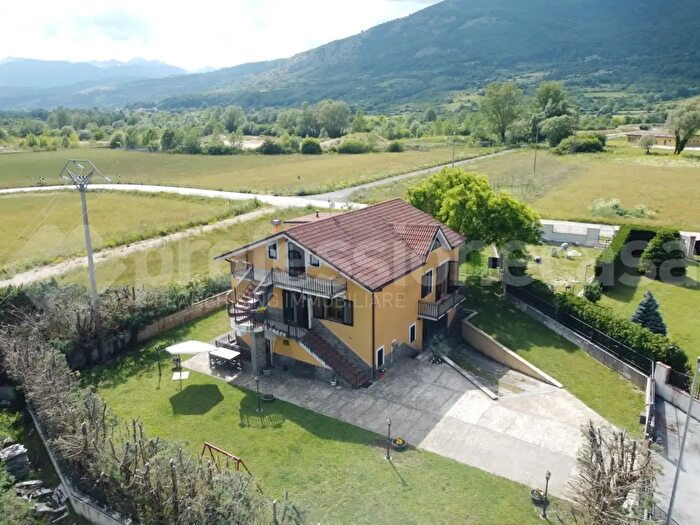 Casa con 12 locali in vendita in Via dei Due Ponti, Castel Di Sangro