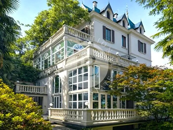 Casa con 6 locali in vendita in Luino