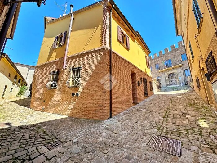 Casa con 7 locali in vendita in Piazza Novembre, Vallefoglia