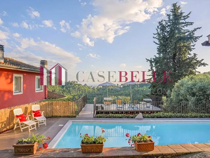 Casa con 9 locali in vendita in Camaiore