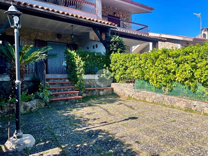 Casa trilocale in vendita in Viale Scidros, Santa Marina