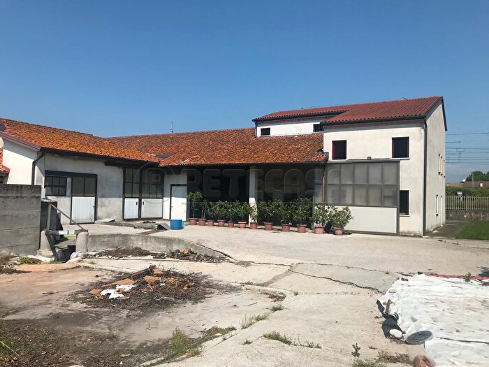 Casa con 6 locali in vendita in Via Biasiati, San Pietro In Gu