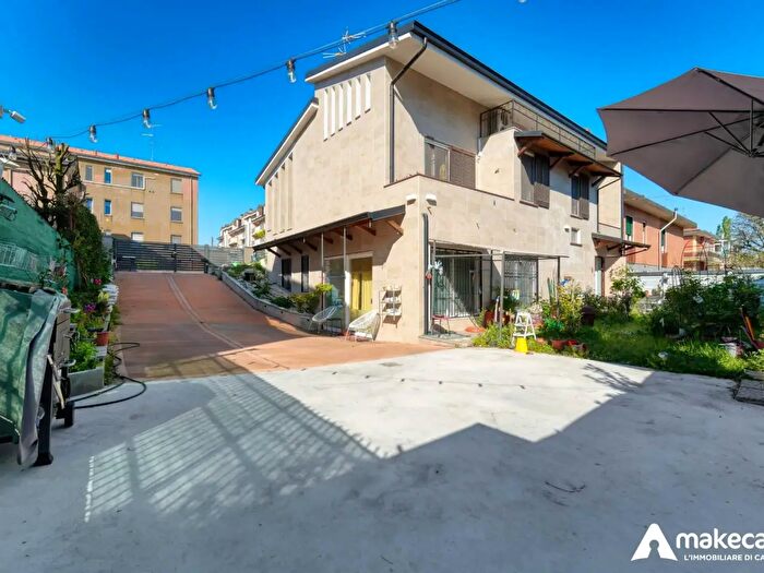 Casa quadrilocale in vendita in Via Montorfano, Melegnano