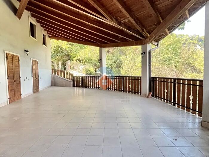 Appartamento con 5 locali in vendita in Via ai Bertoi, Brentonico
