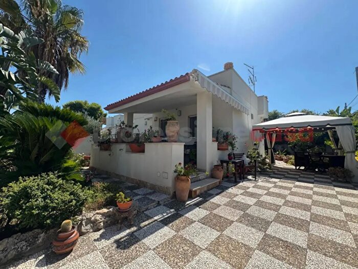 Casa quadrilocale in vendita in Via Catone, Leporano