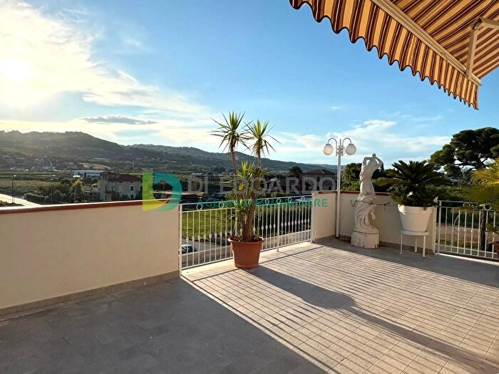 Appartamento trilocale in affitto in Via Capri, Martinsicuro