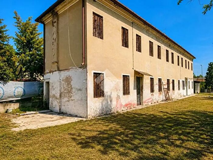 Casa quadrilocale in vendita in Strada di Santa Bona Vecchia, Treviso