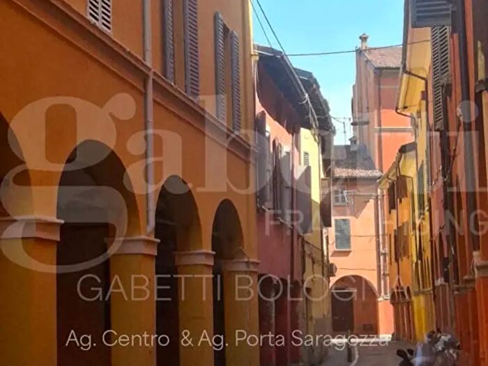 Appartamento trilocale in vendita in Via Broccaindosso, Bologna