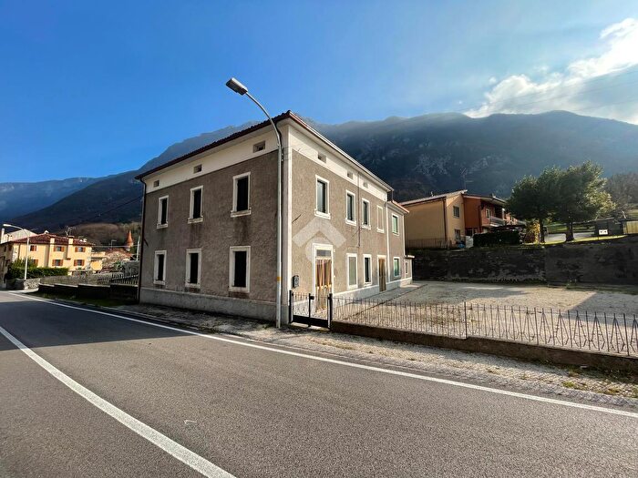 Casa con 9 locali in vendita in Via Nove Alto, Vittorio Veneto