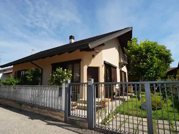 Casa quadrilocale in vendita in Via Novembre, Cassolnovo