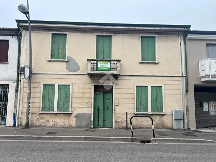 Casa con 5 locali in vendita in Via Enrico Caterino Davila, Piove Di Sacco
