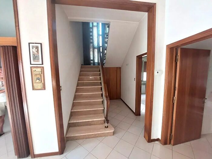 Casa con 6 locali in vendita in Piazza Bellucci, Agliana