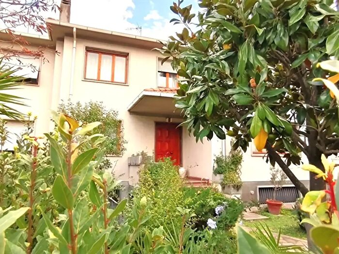 Casa con 11 locali in vendita in Cecina