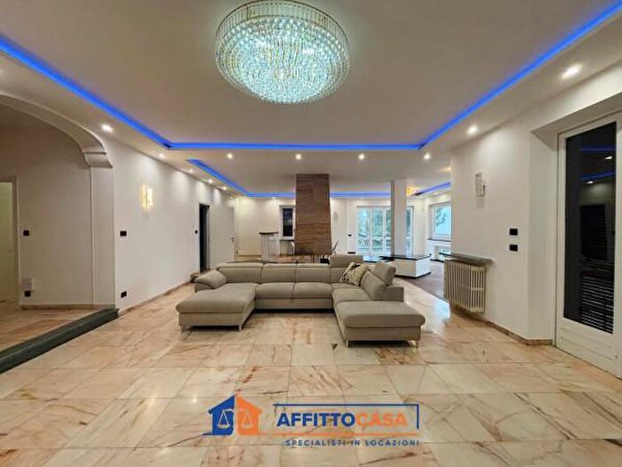 Appartamento con 6 locali in affitto in Strada Moncalvo, Moncalieri