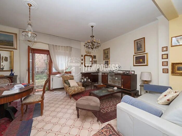 Appartamento quadrilocale in vendita in Via Gradoli, Roma