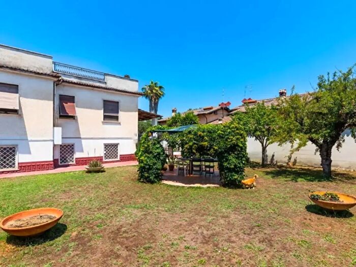 Casa con 8 locali in vendita in Via Brentonico, Roma