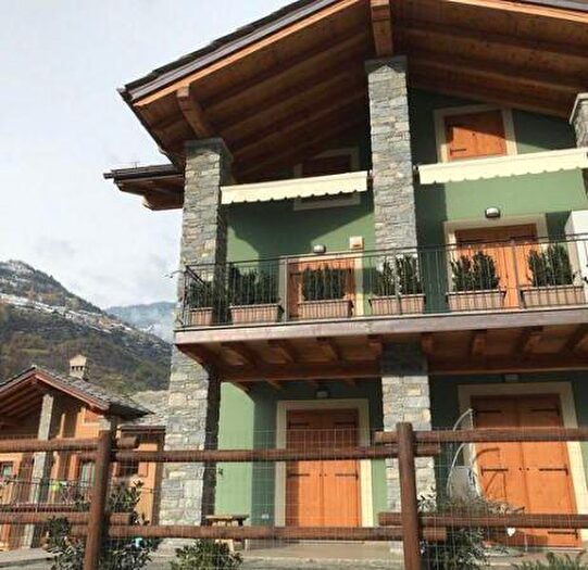 Appartamento con 6 locali in vendita in Frazione La Crete, Villeneuve