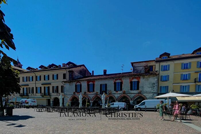 Casa con 20 locali in vendita in Arona