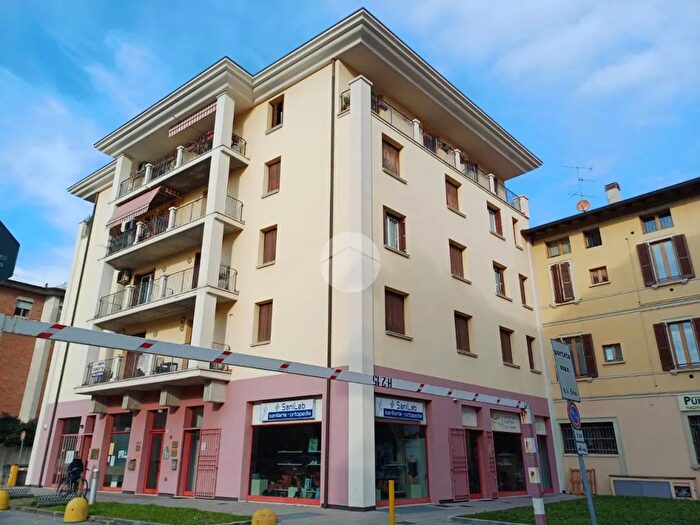 Appartamento trilocale in vendita in Via Cremona, Brescia