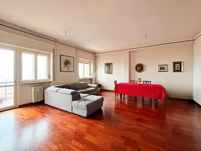 Appartamento con 8 locali in vendita in Via Martiri VI Ott, Lanciano