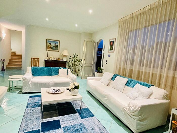 Casa con 9 locali in vendita in Pietrasanta