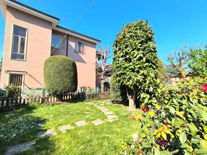 Casa con 6 locali in vendita in Via Vittorio Veneto, Bareggio