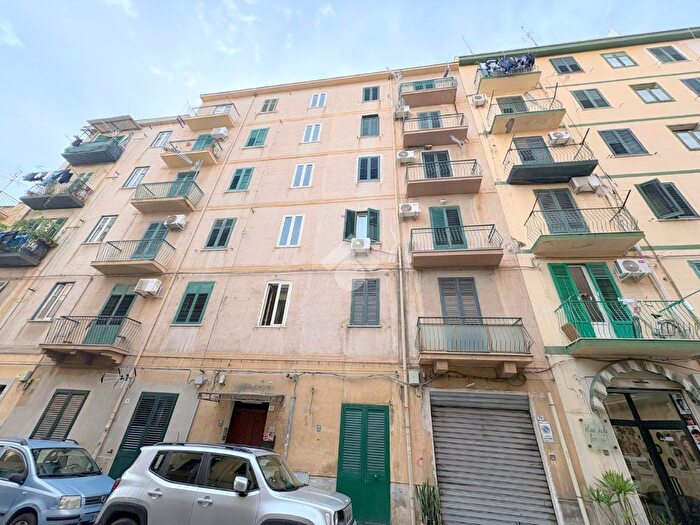 Appartamento trilocale in vendita in Via Giuseppe Crispi, Palermo